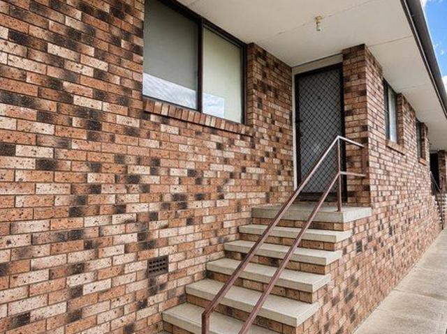 Low Maintenance 2 Bedroom Unit in Convenient Location