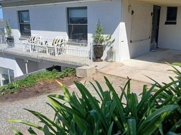Low Maintenance 2 bedroom unit in a Convenient Location