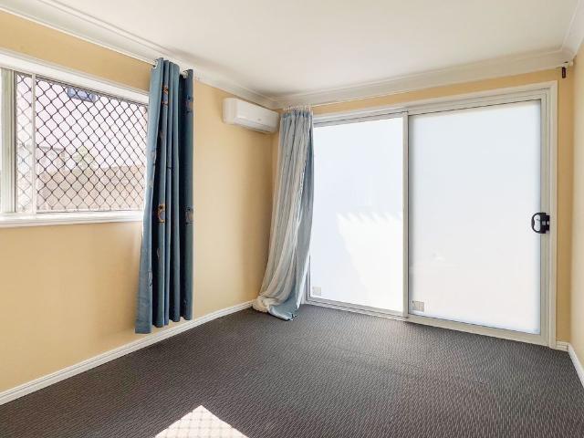 Low Maintenance 2 Bedroom Unit in Prime Location