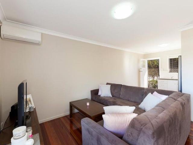 LOW MAINTENANCE 2 BEDROOM UNIT WITH AIRCON