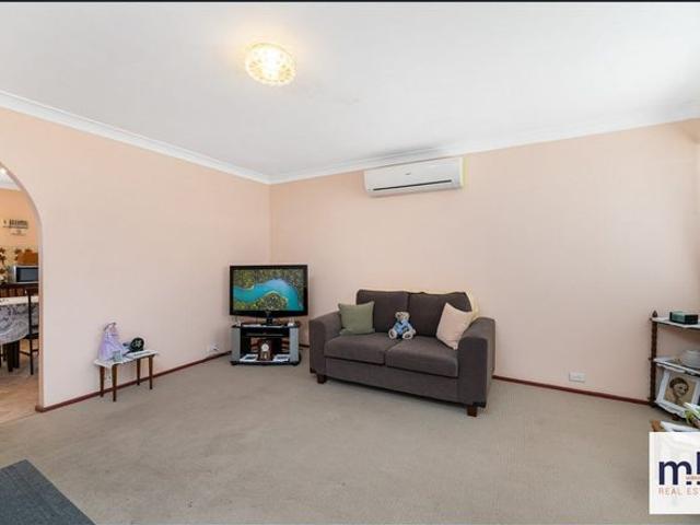 Low Maintenance 2 Bedroom Villa in Convenient Location!