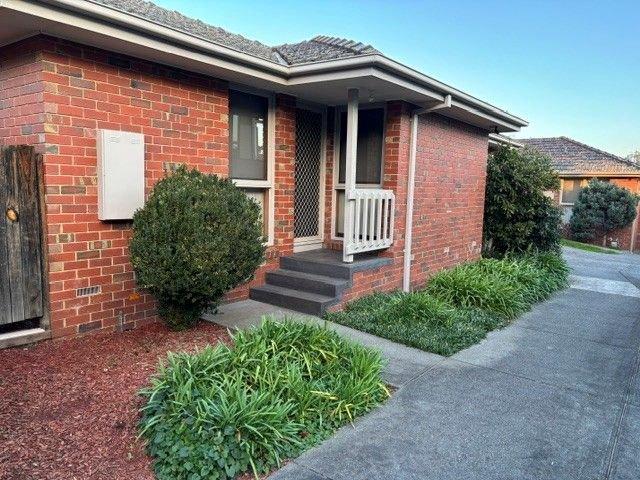 Low Maintenance 2 BR Unit Close to Station and Shops