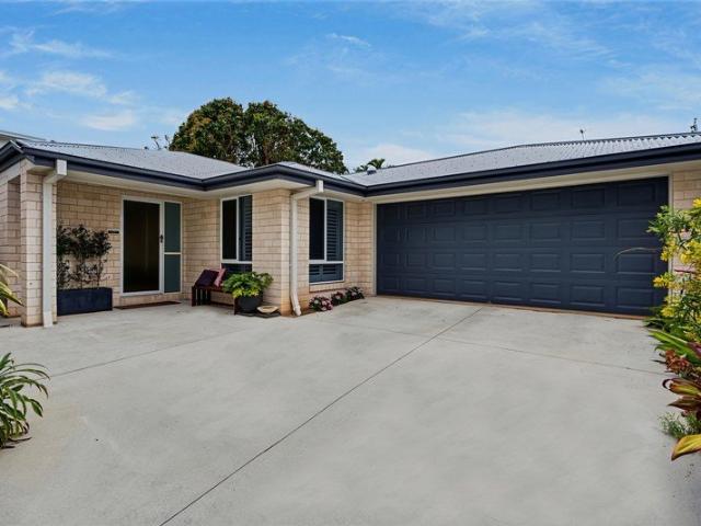 Low Maintenance 4 Bedroom Home In Convenient Cleveland Location!