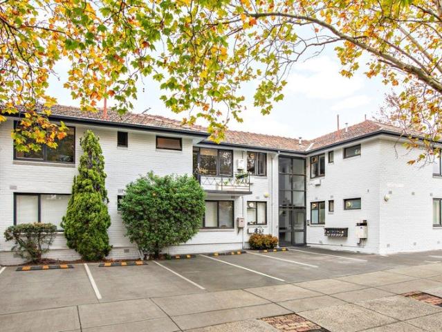 Light Filled Charm in a Boutique Glen Iris Setting