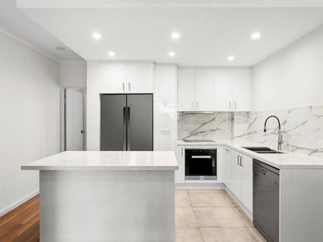 Low Maintenance Complex, Tastefully Renovated & Centrally Located
