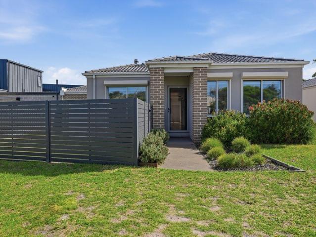 LOW MAINTENANCE AND CLOSE TO BAY BEACH