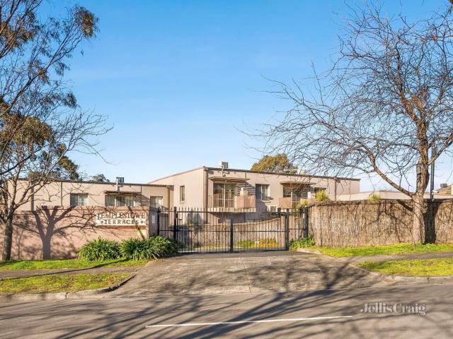 Low maintenance apartment in coveted location