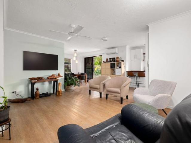 Low Maintenance Apartment with Solar Power in Convenient Taringa Location