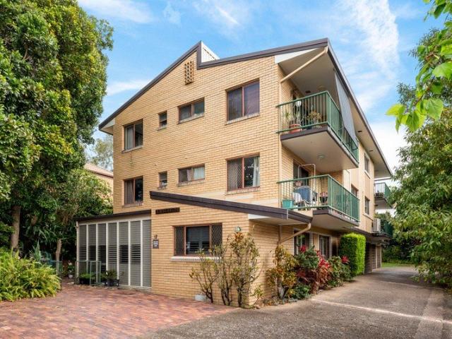 Low Maintenance Apartment with Solar Power in Convenient Taringa Location