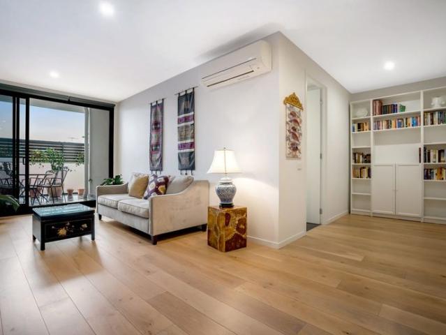 Low maintenance gem only 300 metres from the train station!