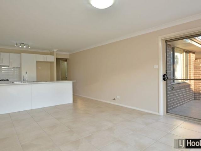 LOW MAINTENANCE DUPLEX IN GREAT LOCATION