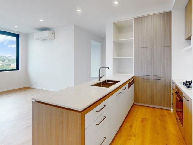 Low Maintenance Executive Sophistication with Resort Grade Amenities in Ivanhoe