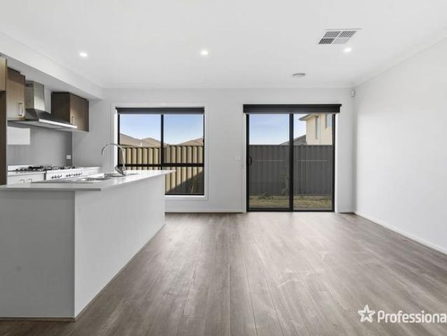 Low Maintenance Family Home in the Grandview Estate!