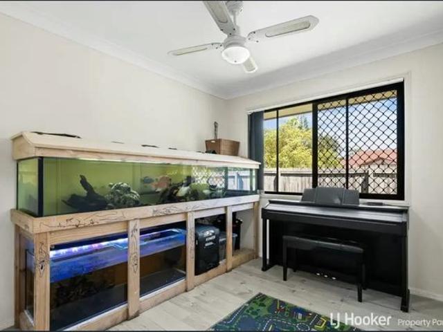 Low Maintenance Family Home Opposite Park & Tennis Court