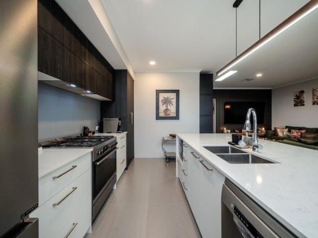 LOW MAINTENANCE FAMILY LIVING w/ MASTER BEDROOM & GUEST SUITE