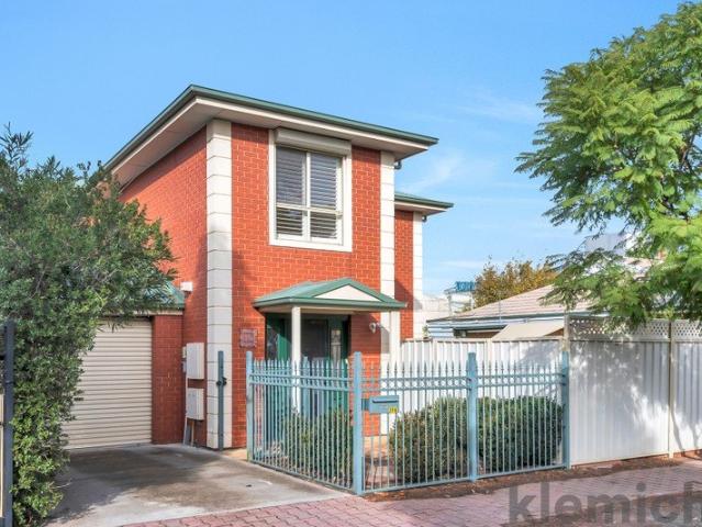 Low maintenance freestanding house with solar panels