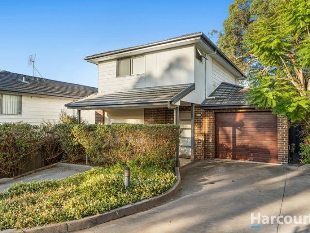 Low Maintenance Freestanding Townhouse Close to University
