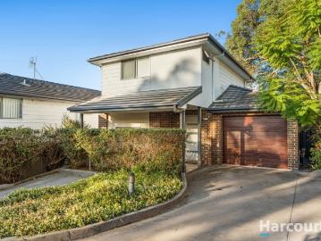 Low Maintenance Freestanding Townhouse Close to University
