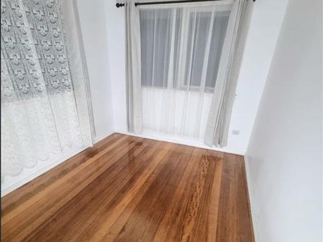 Low maintenance House in Vermont Secondary College zone!