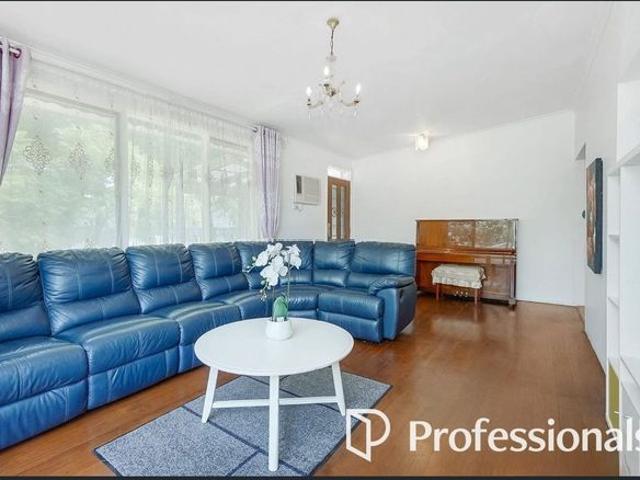 Low maintenance home in the School Zone