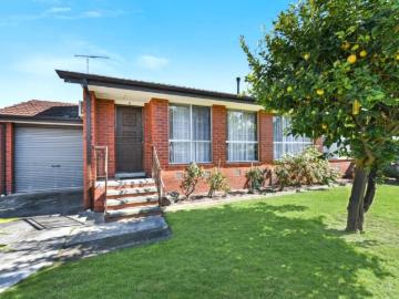 Low Maintenance Home in An Unrivalled Locale!