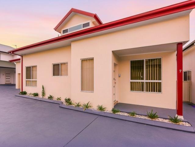 Low Maintenance Home Near Shopping & University