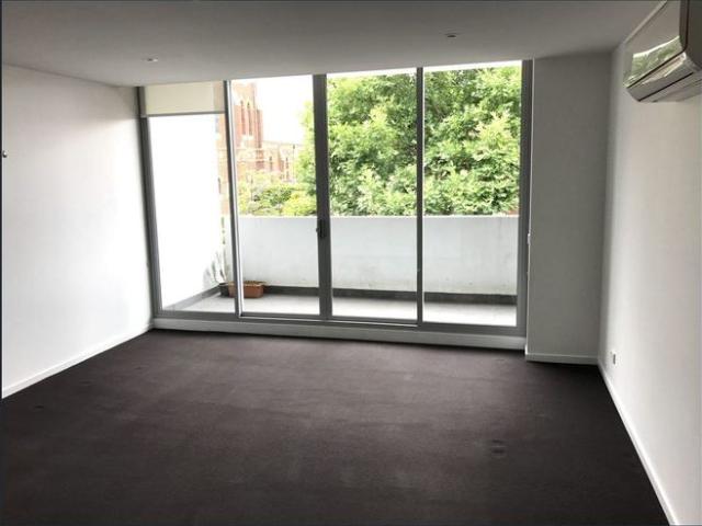 Low maintenance in fantastic location!