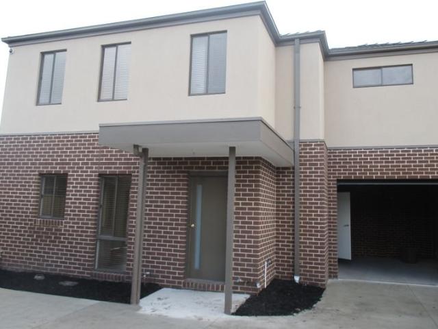 LOW MAINTENANCE IN PRIME LOCATION!