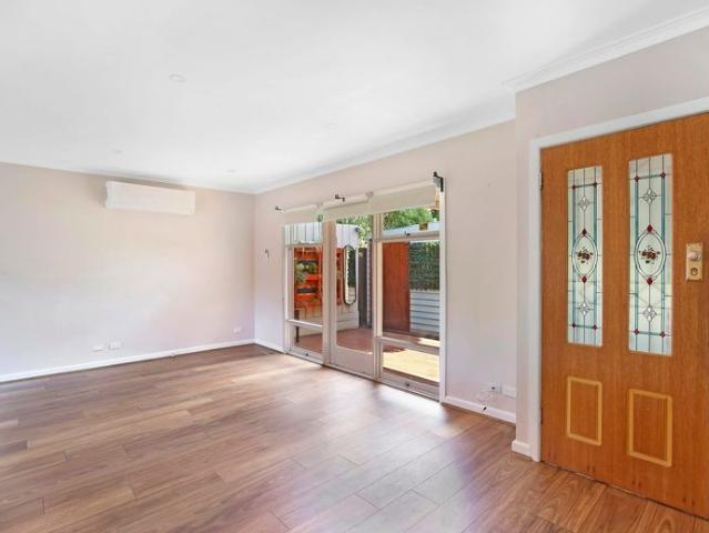Low Maintenance in the Heart of Macleodl!