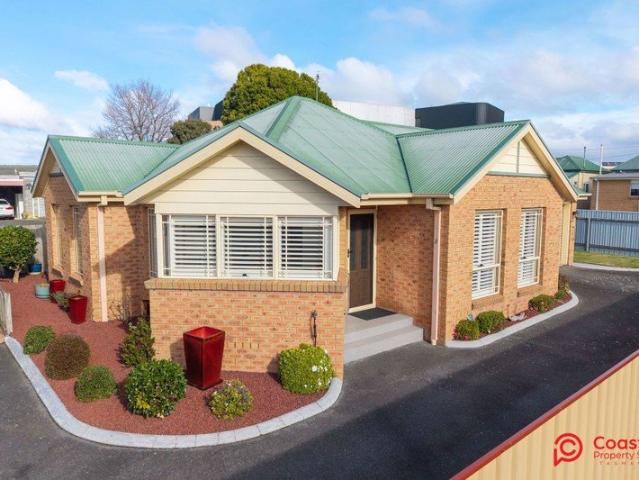 LOW MAINTENANCE, LOCATION & LIFESTYLE