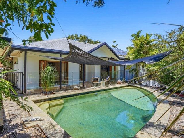 LOW MAINTENANCE LIVING METERS FROM KEWARRA BEACH!