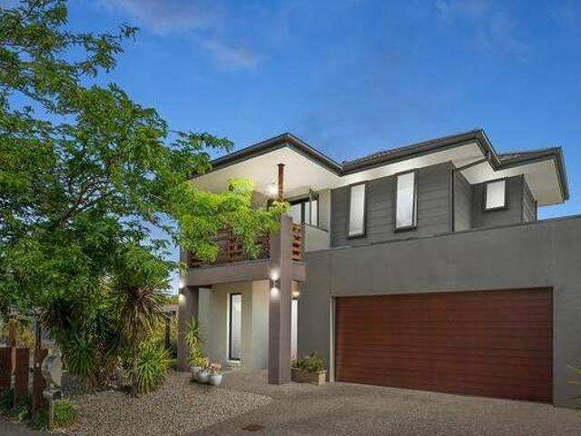 Low Maintenance living a stone throw from the Lake