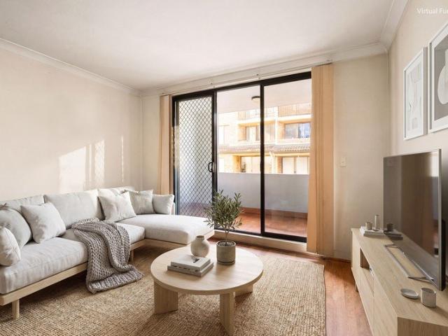 Low maintenance living and convenience in inner city parkside setting