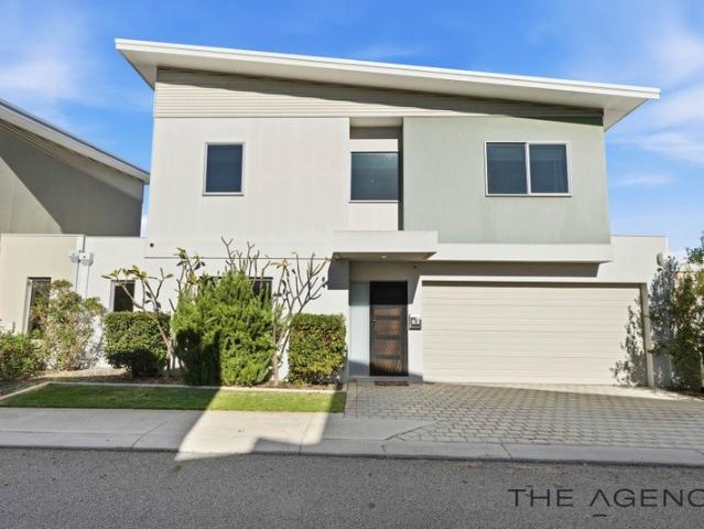 LOW MAINTENANCE LIVING AND SPACIOUS YARD !