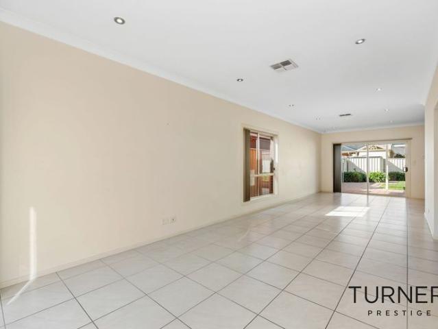 Low Maintenance Living between the City & the Sea