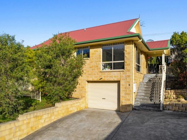 Low maintenance living, big on bush views