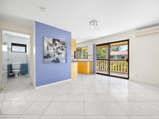 LOW MAINTENANCE LIVING CLOSE TO THE CBD!