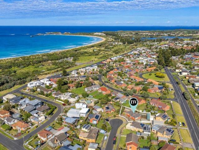 Low Maintenance Living, Fantastic Outlook & a Location You'll Love!