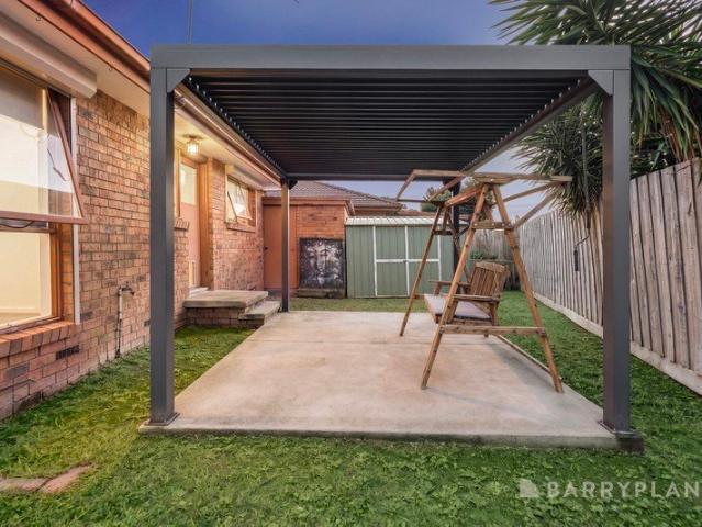 Low Maintenance Living, Fresh and Ready to Move In!