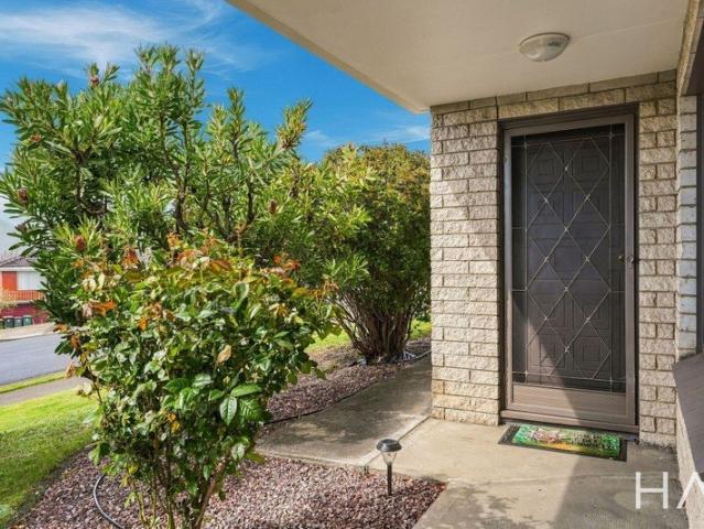 Low Maintenance Living, Great Location