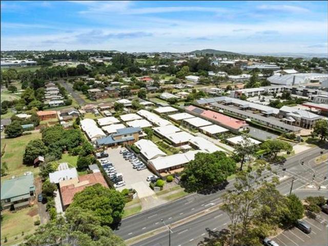 LOW MAINTENANCE LIVING IN OVER 55S VILLAGE IN OXFORD CREST