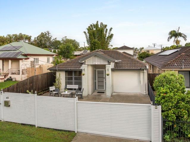 LOW MAINTENANCE LIVING IN ONE OF DARRA'S BEST STREETS