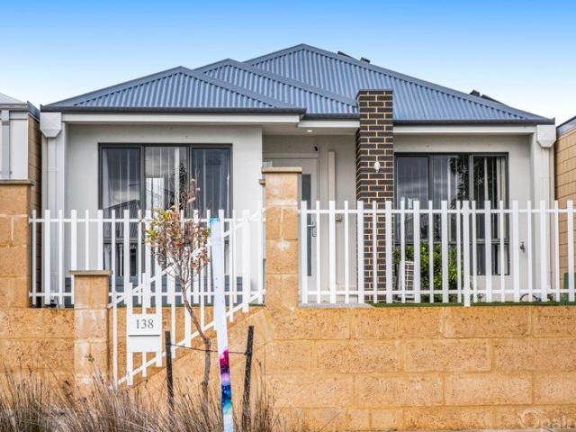 Low maintenance living in a convenient Lakelands location