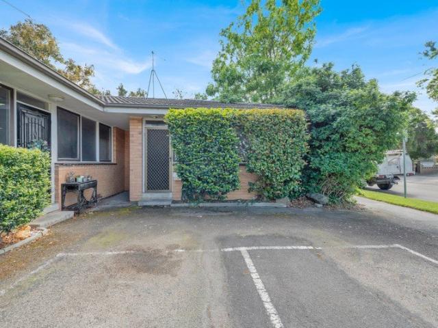 LOW MAINTENANCE LIVING IN A CONVENIENT LOCATION!