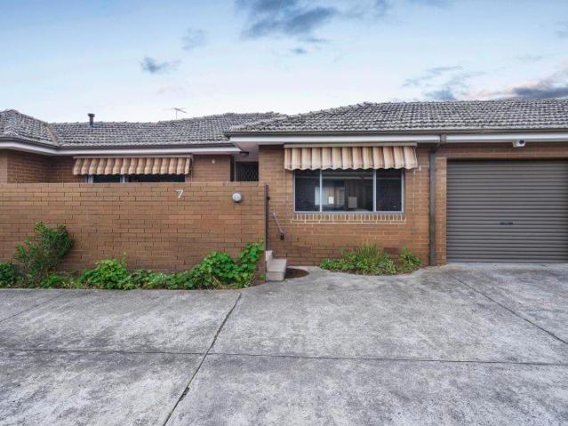 Low maintenance living in a convenient Preston location
