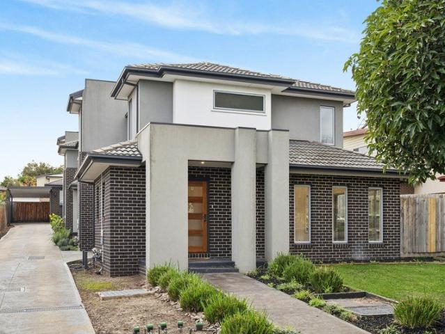 Low Maintenance Living in a Convenient Reservoir Pocket