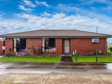 Low Maintenance Living in a Convenient Sebastopol Location