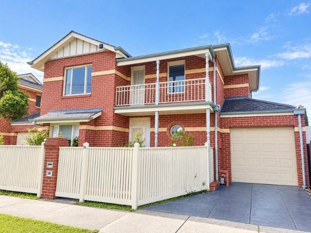 Low Maintenance Living in a Desirable Bayside Location