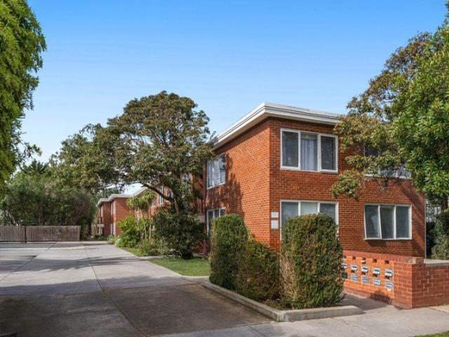 Low maintenance living in a leafy riverside setting