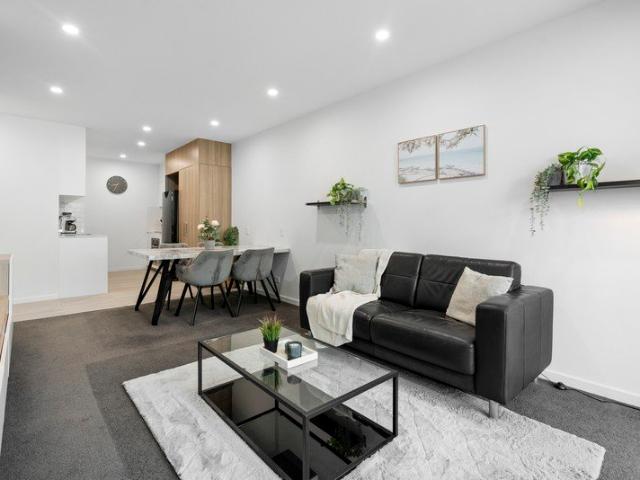 Low Maintenance Living in a Prime Bayside Location!